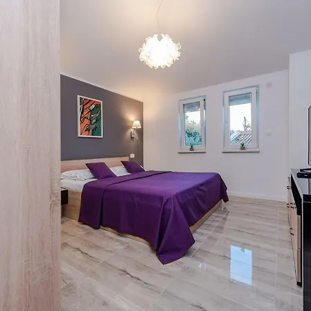 Bozi, Luxury House With Jacuzzi *