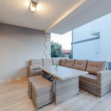 Bozi, Luxury House With Jacuzzi Appartamento Mandre