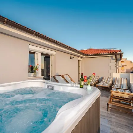 Bozi, Luxury House With Jacuzzi