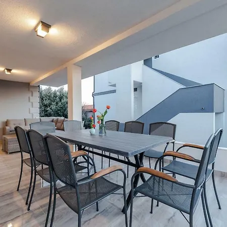 Bozi, Luxury House With Jacuzzi Appartamento *