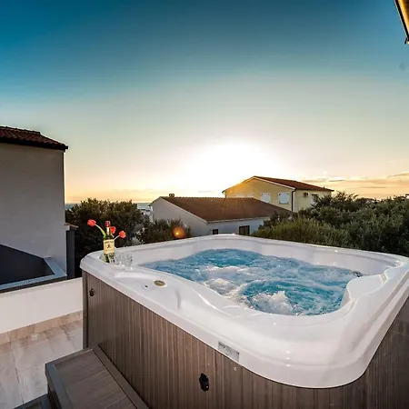 Bozi, Luxury House With Jacuzzi Appartamento *