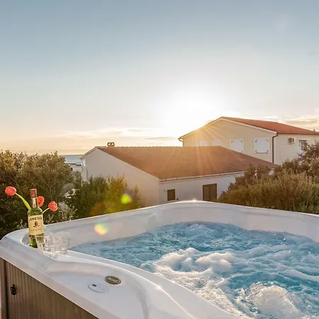 Bozi, Luxury House With Jacuzzi Appartamento *