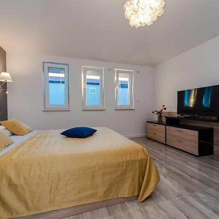Appartamento Bozi, Luxury House With Jacuzzi Mandre