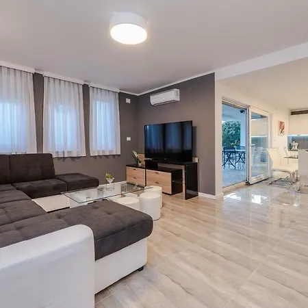 Bozi, Luxury House With Jacuzzi Appartamento Mandre