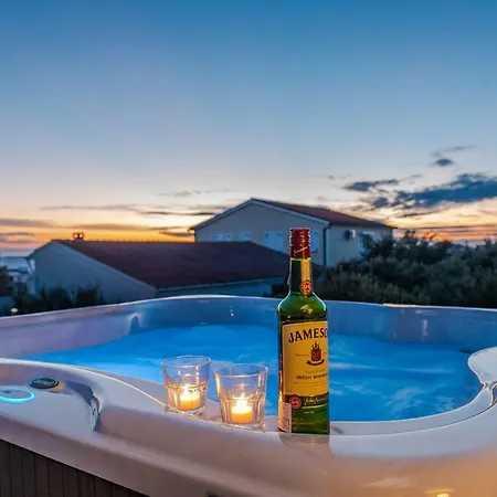 Bozi, Luxury House With Jacuzzi * Mandre