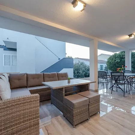 Bozi, Luxury House With Jacuzzi * Mandre