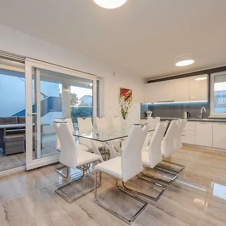 Bozi, Luxury House With Jacuzzi
