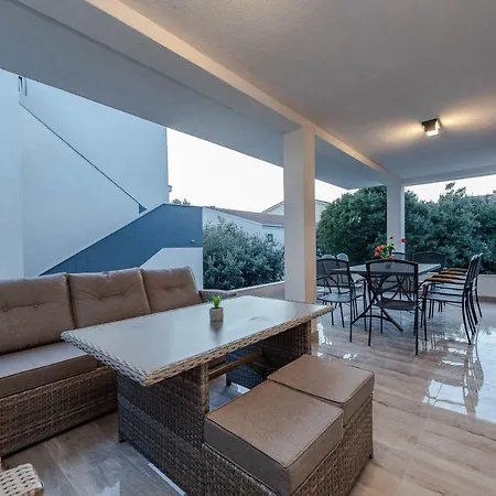 Appartamento Bozi, Luxury House With Jacuzzi Mandre