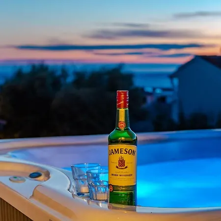Bozi, Luxury House With Jacuzzi Appartement